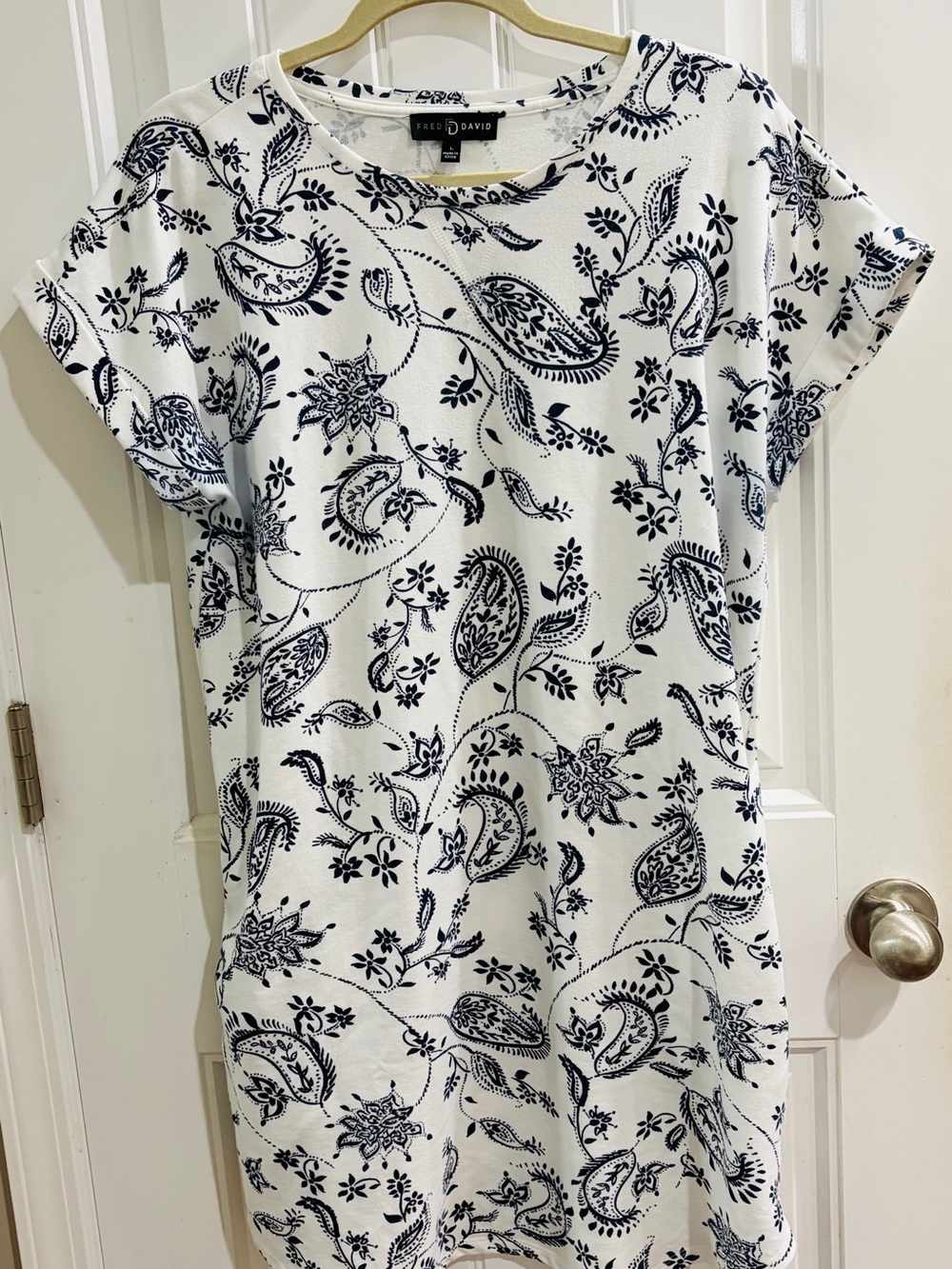 Fred David Tshirt Dress with pockets in  White with Navy Paisley, Size L